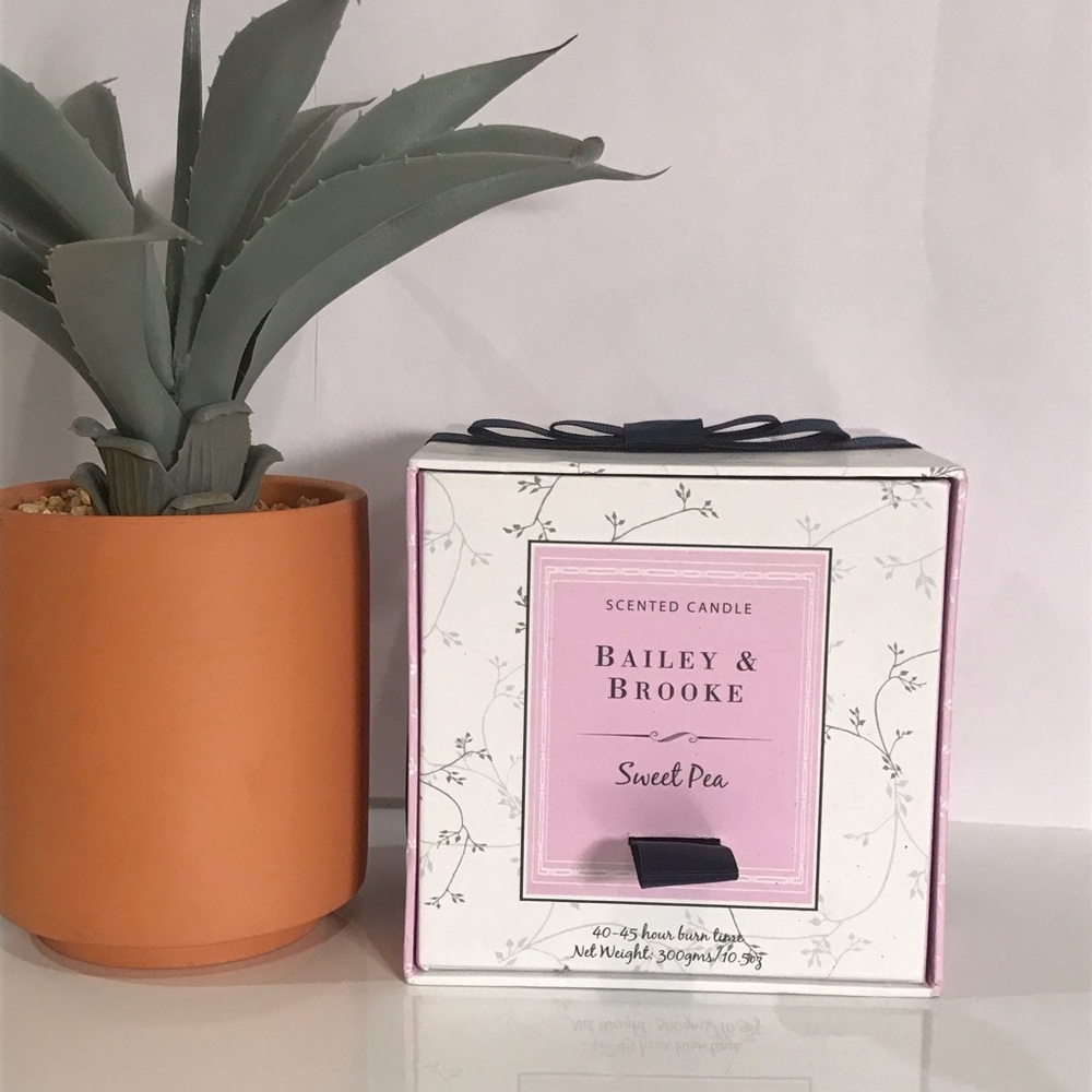 Bailey & Brooke Sweet Pea 40hr Candle w/ Gift Box